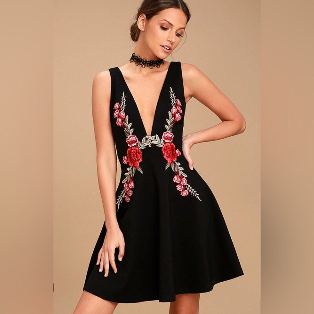 Lulus Romantic Rose Plunge Skater Dress, Black M